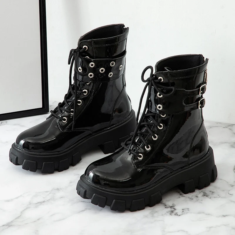 

Женские ботинки из лакированной кожи, Черные ботильоны на массивной платформе, мотоциклетные ботинки больших размеров 43 на толстой подошве...