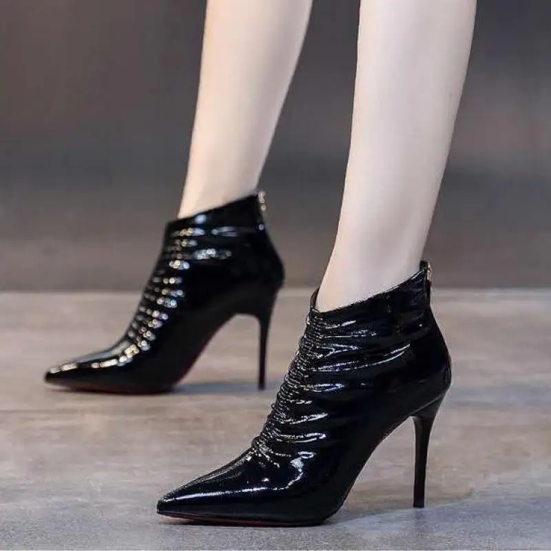 Женские демисезонные ботинки на молнии сзади вечерние острым носком