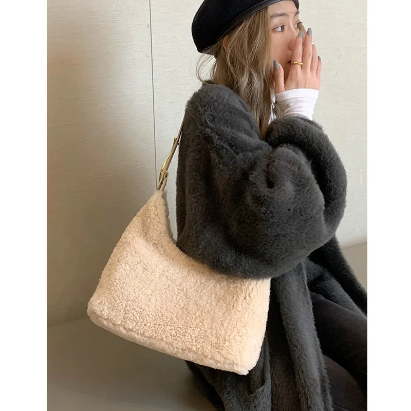 

high quality luxury brand Underarm Winter new style lamb plush large capacity shoulder Small number bucket Women's messenger bag