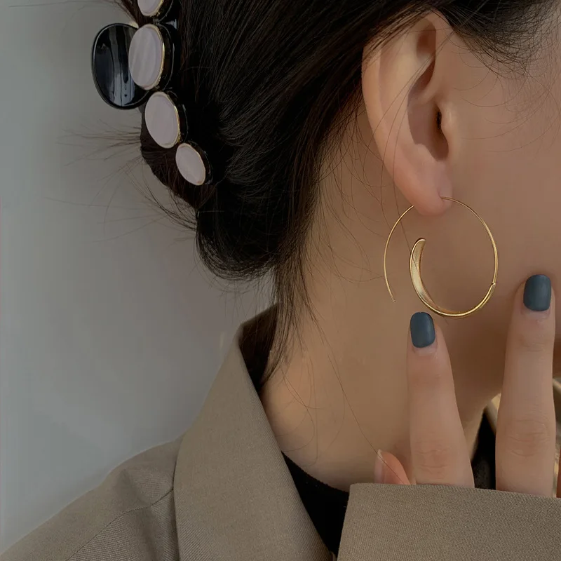 

Matte Frosted Texture Vintage Earrings Female Gold Simple Temperament Niche Design Sense Exquisite Commuting Versatile