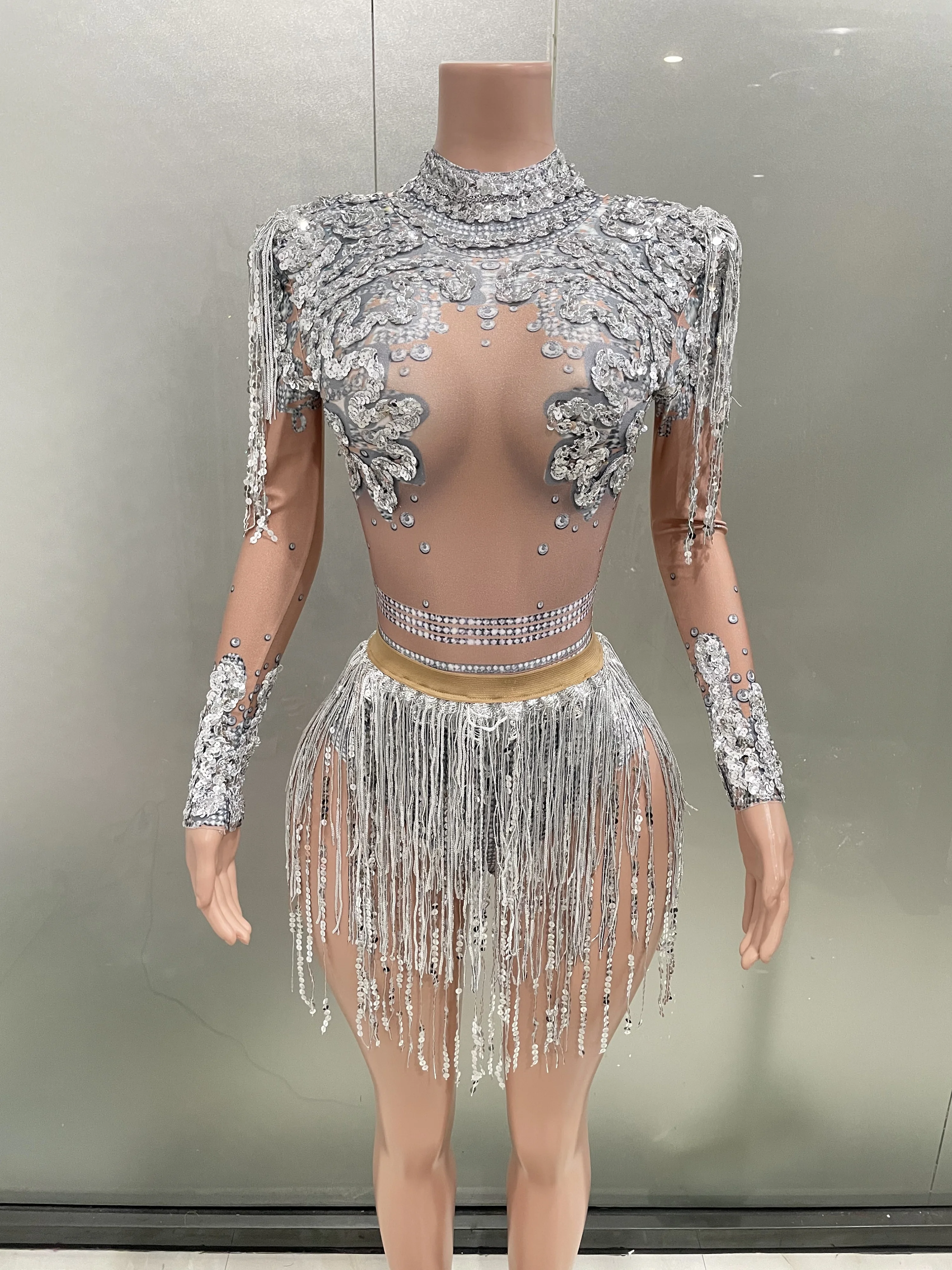 Женский серебряный костюм с блестками и кисточками длинными рукавами 2 предмета