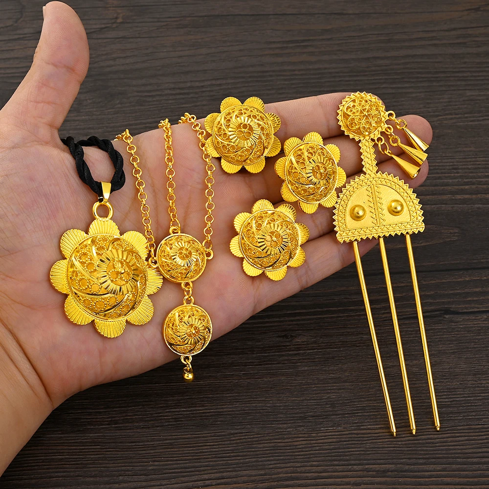 Набор ювелирных изделий из колье серёг кольца и цепочек