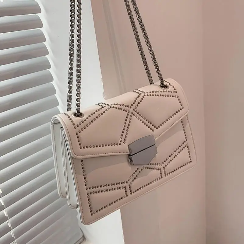 

Модная и простая женская сумка на плечо, роскошная маленькая сумочка с заклепками и цепочкой, брендовый дизайнерский мессенджер из искусст...