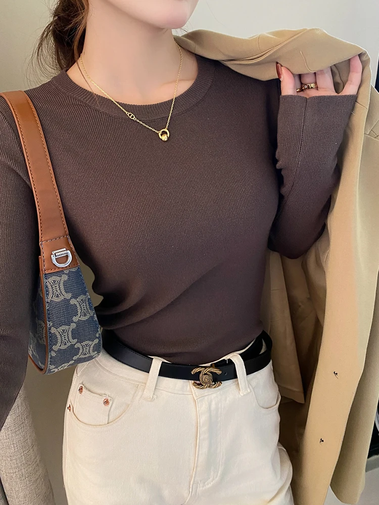 Облегающая трикотажная нижняя рубашка с круглым вырезом и длинными рукавами.