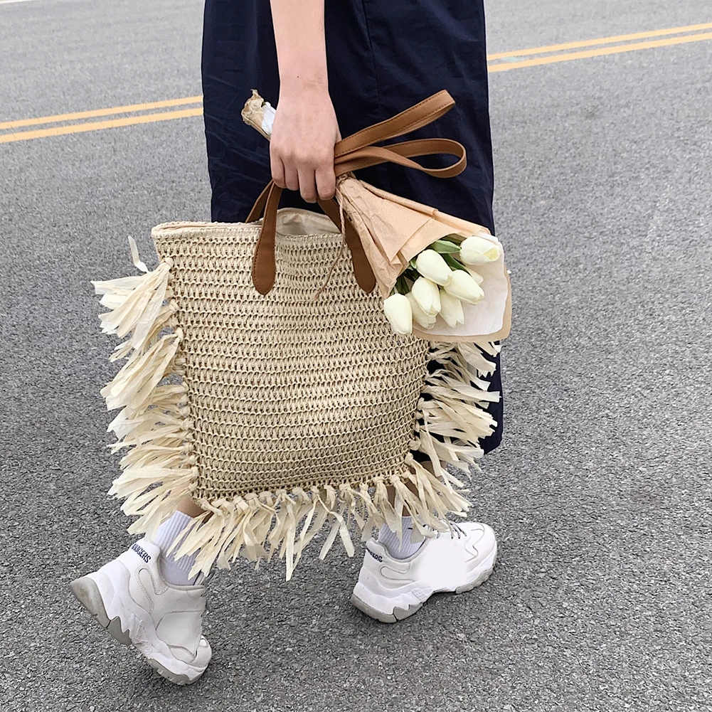 

Beach Straw Shoulder Bag Women Woven Summer Vacation Boho Ladies Totes Large Capacity Shopping Handbag with Tassels