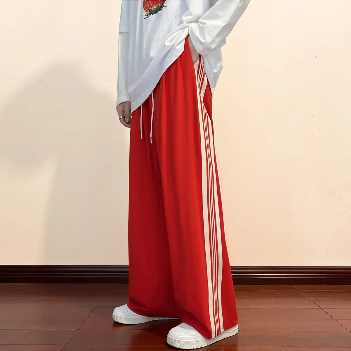 

Korean Side Striped Men Loose Sweatpants Streetwear Man Wide Leg Pants 2022 Male Oversized Tracksuit Basic Mopping Trousers