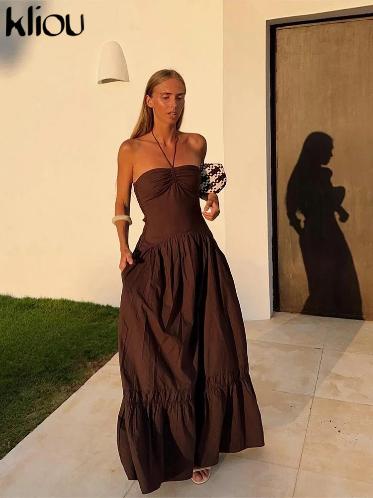 Женское длинное платье-трапеция с лямкой на шее и драпировкой