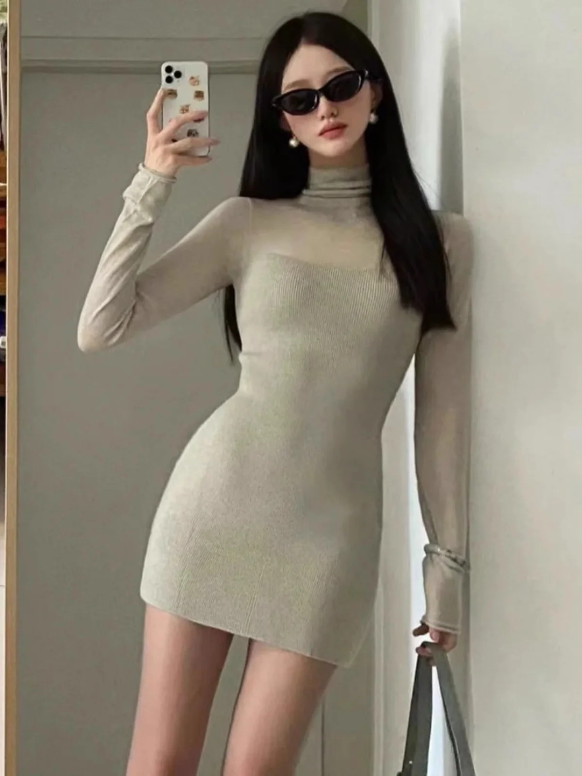 Слегка прозрачное трикотажное платье с короткими рукавами и длинными слегка