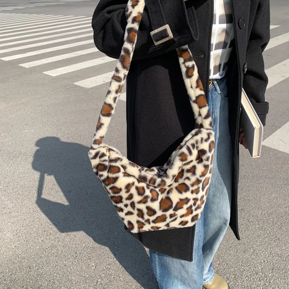 

Женские плюшевые сумки на плечо, элегантная женская осенне-зимняя сумка с леопардовым принтом из коровьей кожи, теплая плюшевая Декоративн...