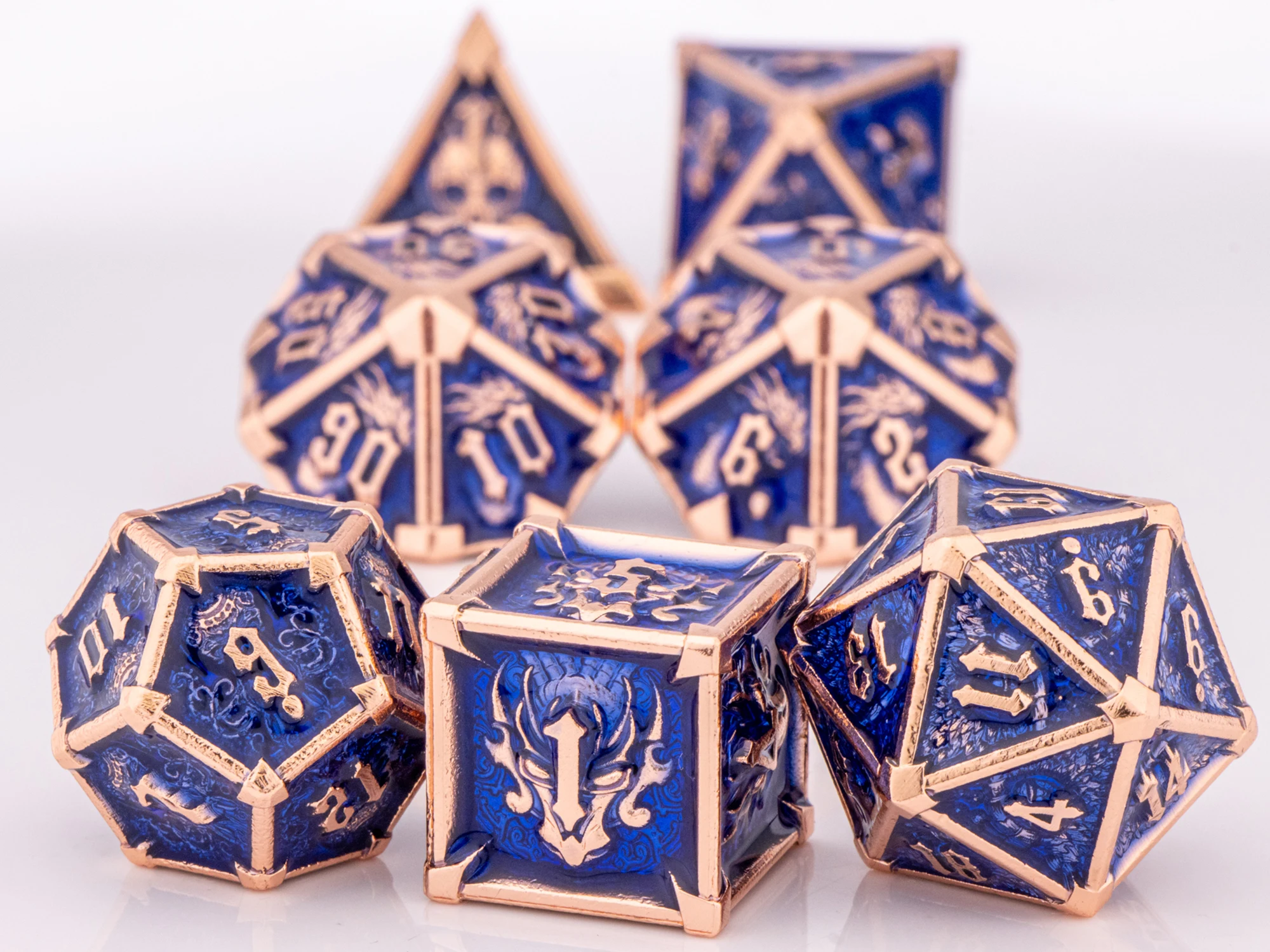 Набор многосторонних игральных костей с дизайном дракона и черепа