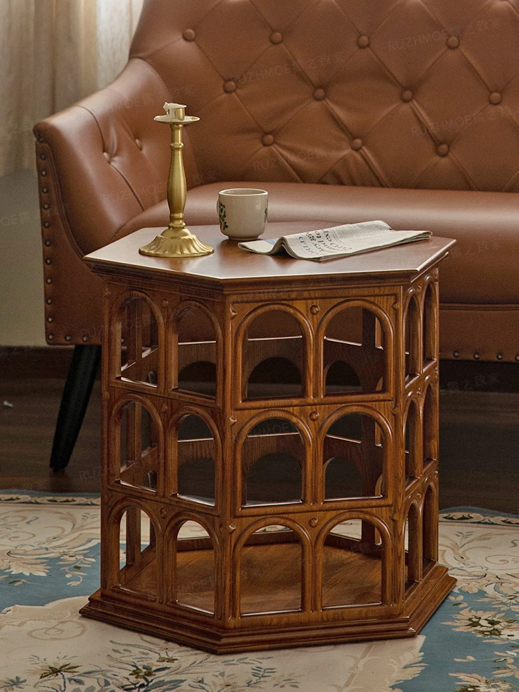 Круглый арочный журнальный столик из массива дерева с вырезными краями