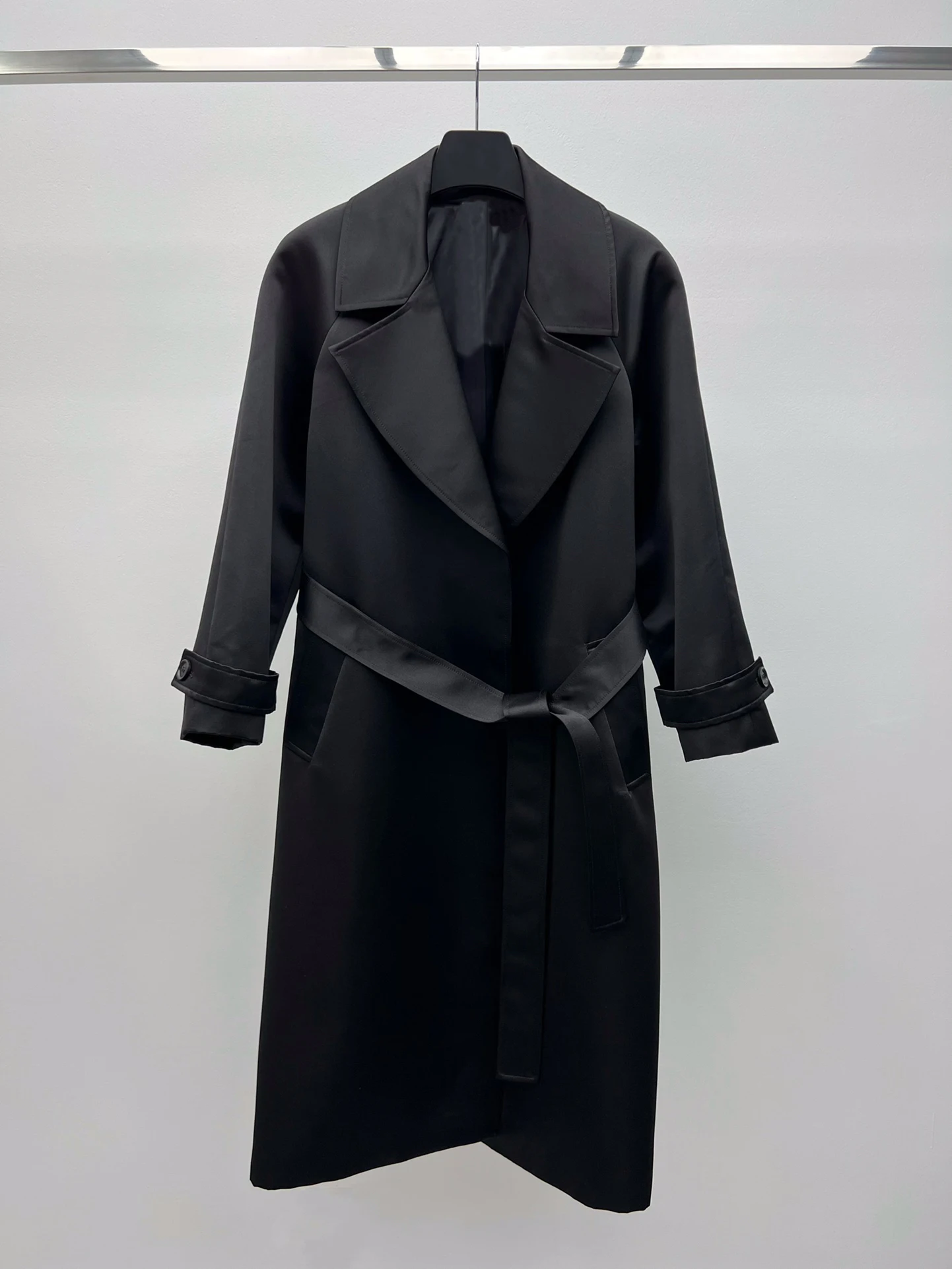 

Шелковое пальто с отложным воротником и поясом, модный темпераментный приталенный мягкий и удобный женский халат, Новинка лета 2023