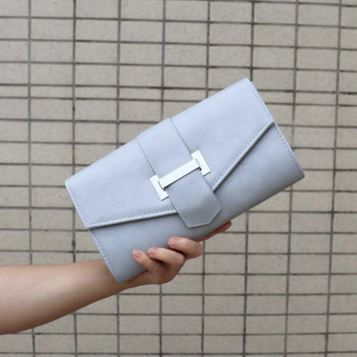 Классическая мягкая сумка-конверт из искусственной кожи с цепочкой серебро