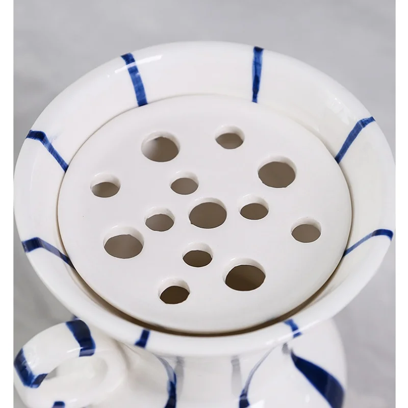 Керамическая ваза в полоску с широким горшком