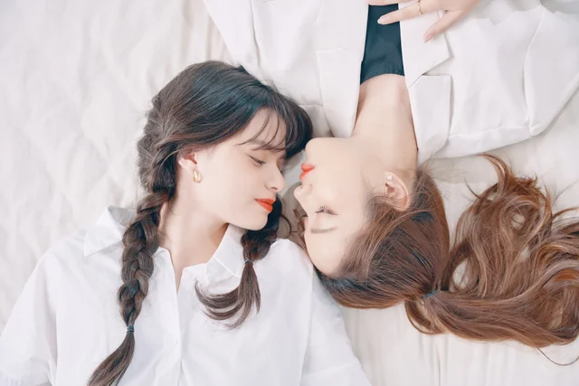 Ауыздағы үлкен мүше Күйеуінің әйелінің көзінше жатуы суреті