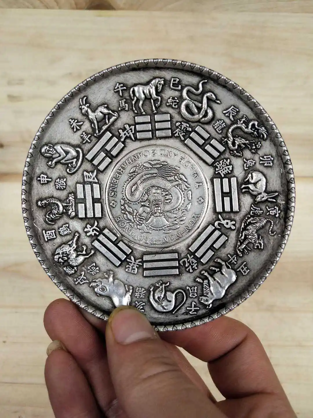 

Antique miscellaneous items, vintage craftsmanship, silver plated white copper zodiac plates, exquisite craftsmanship, and moist