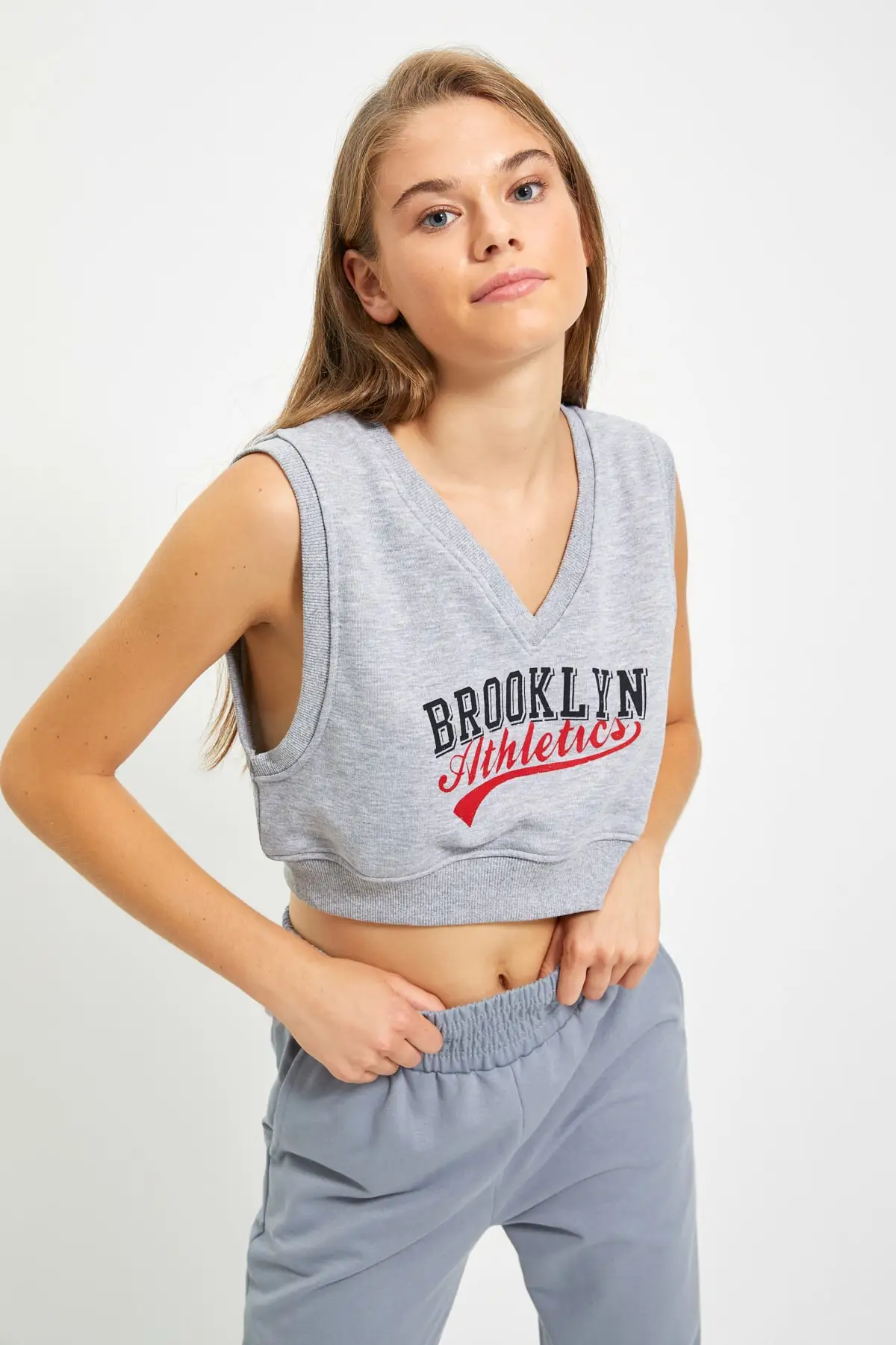 Укороченная трикотажная футболка с принтом | Женская одежда