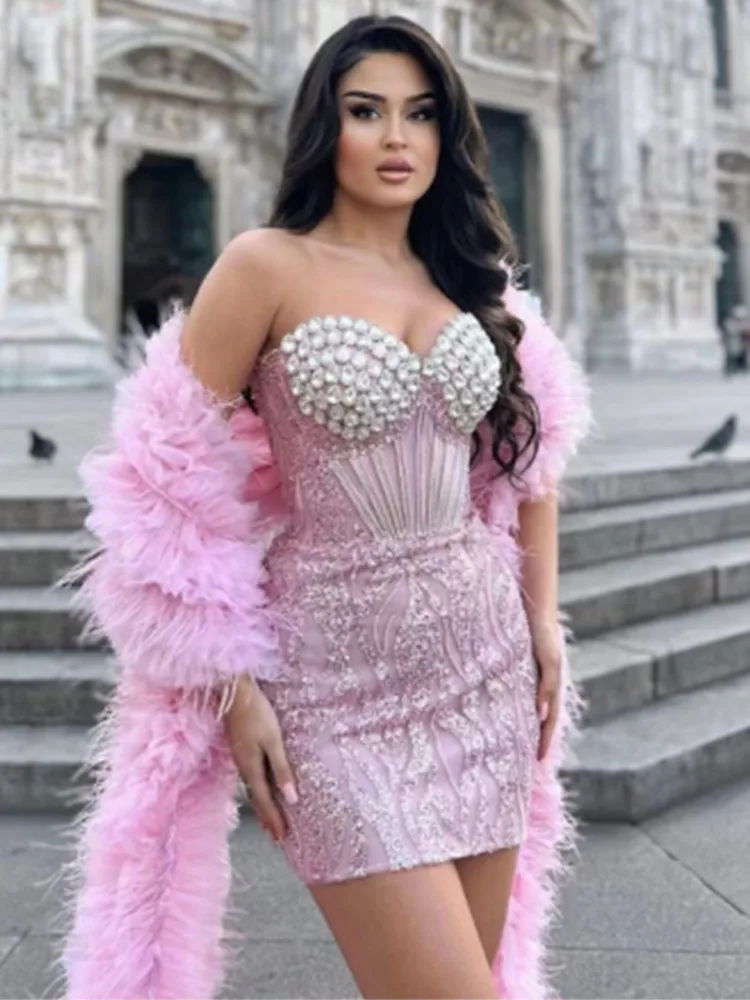 

Женское облегающее мини-платье без бретелек, с кристаллами и перьями