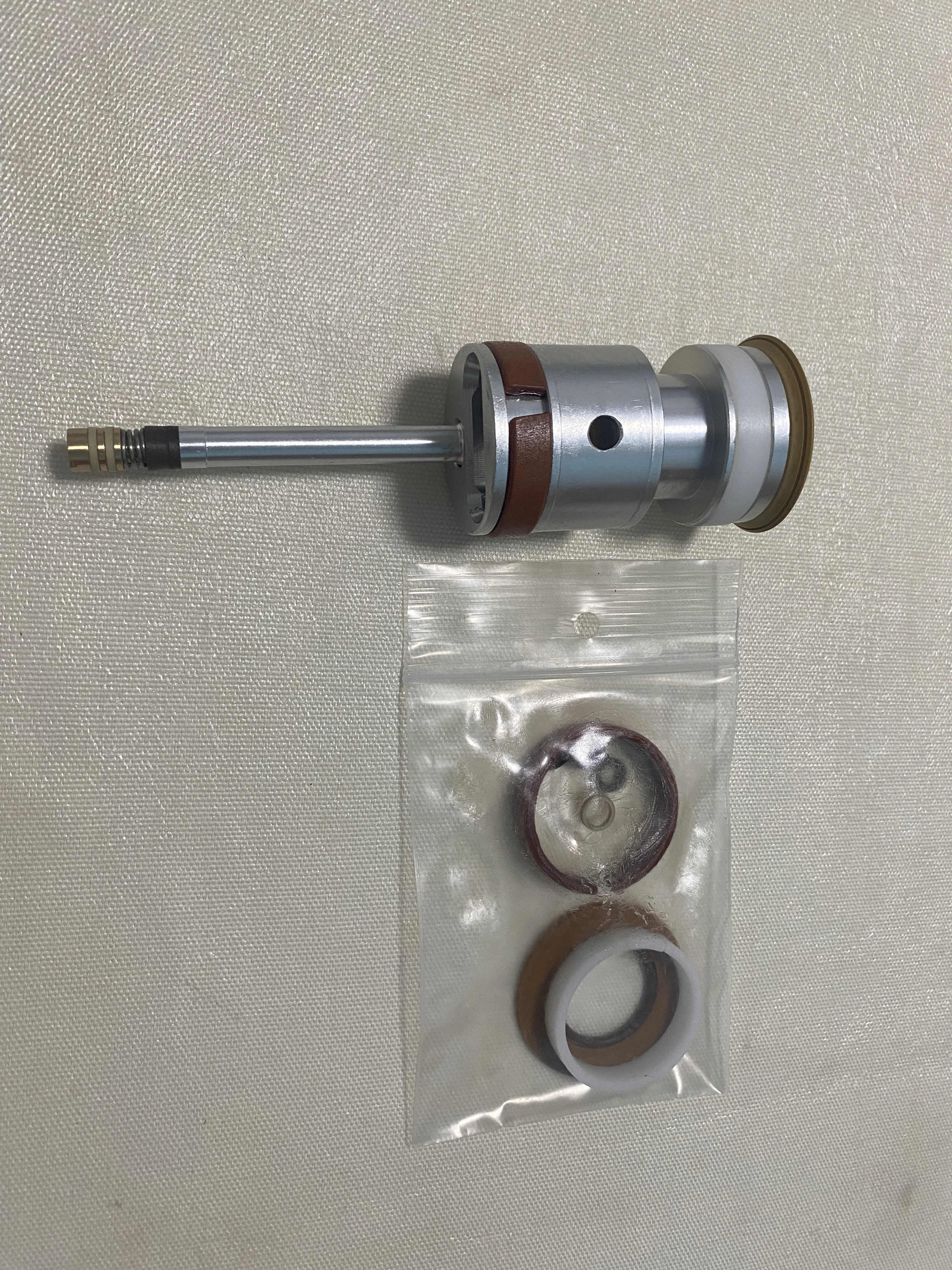 

GX-E-CS2/GX-E-CS3/GX-E-CS3-I Комплект для замены поршня компрессора PCP высокого давления, включая поршневое кольцо (2 комплекта поршневых колец)