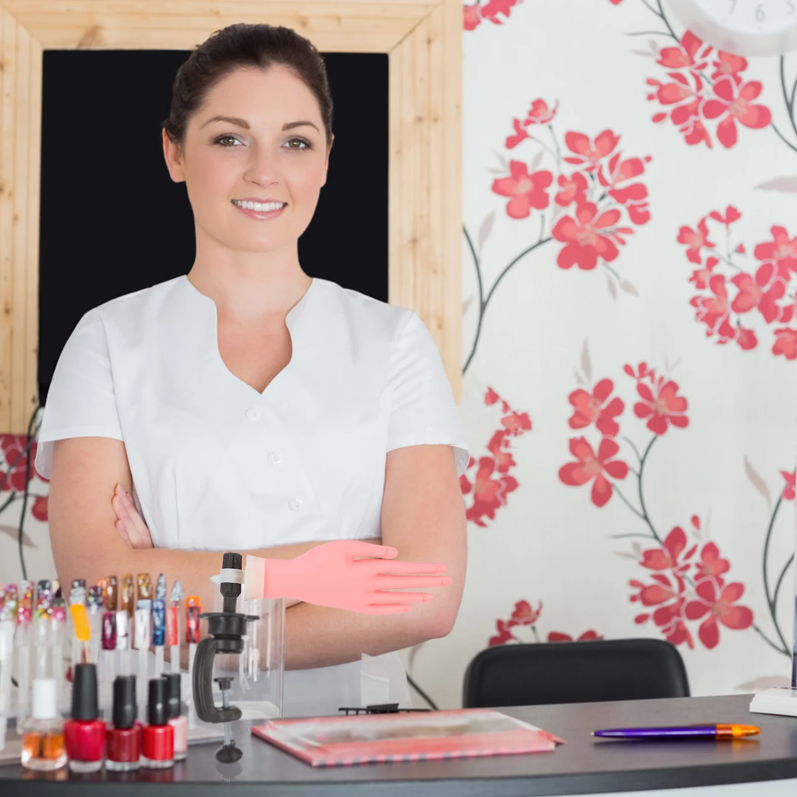 Салон красоты с клиентами. Как должен выглядеть мастер. Мастер салона красоты. Общение мастера маникюра с клиентом. Как должен выглядеть мастер.