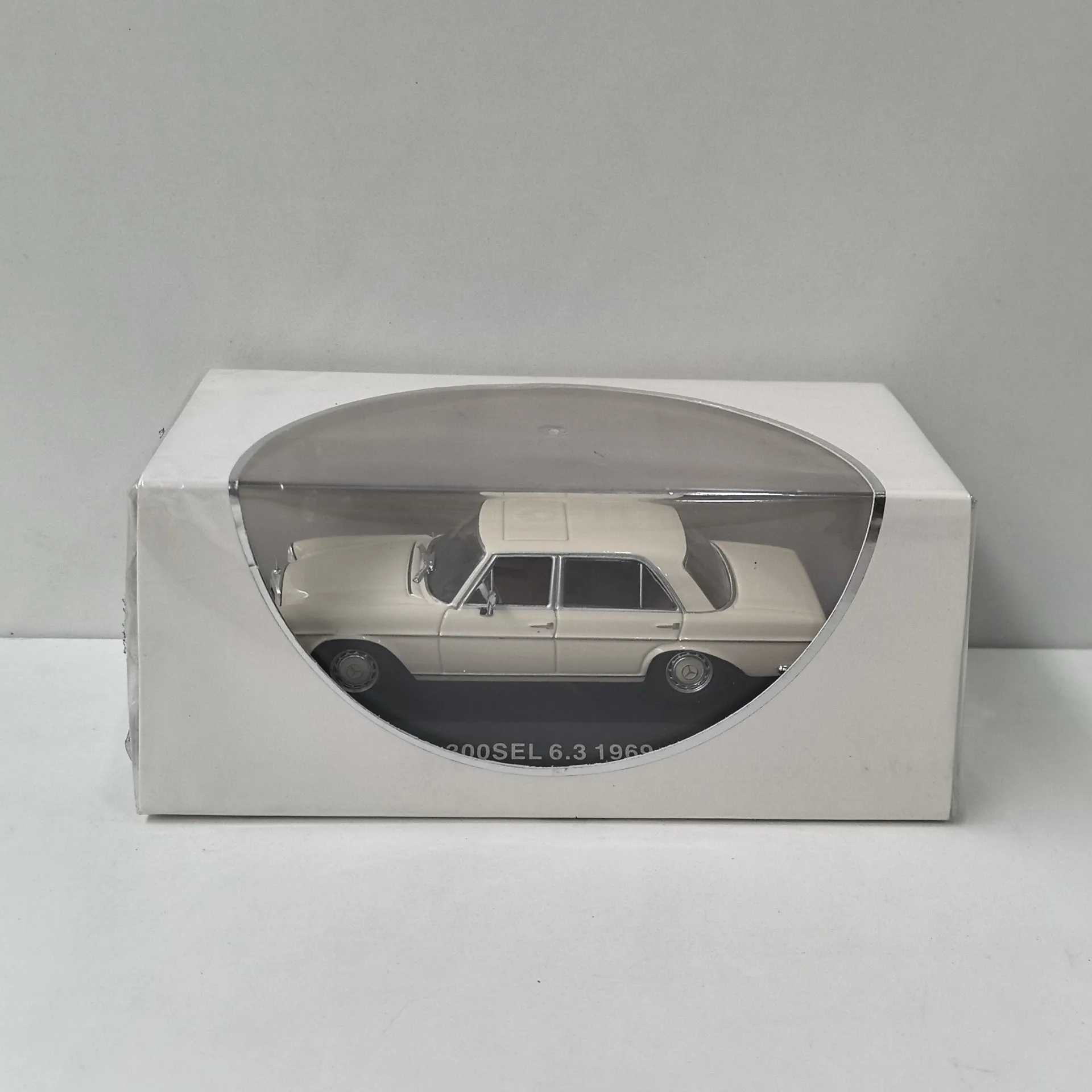 Фото Модель автомобиля IXO 1/43 BENZ 300SEL 6.3 1969 года, 2 шт., литой сплав. №1