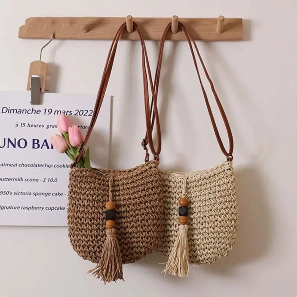 Простая сумка из искусственной кожи рафии с кисточками деревянного бисера