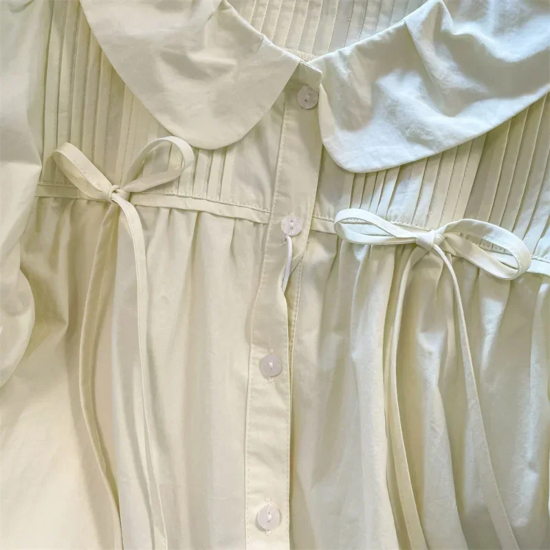 Милая плиссированная рубашка с круглым воротником и коротким рукавом свободная