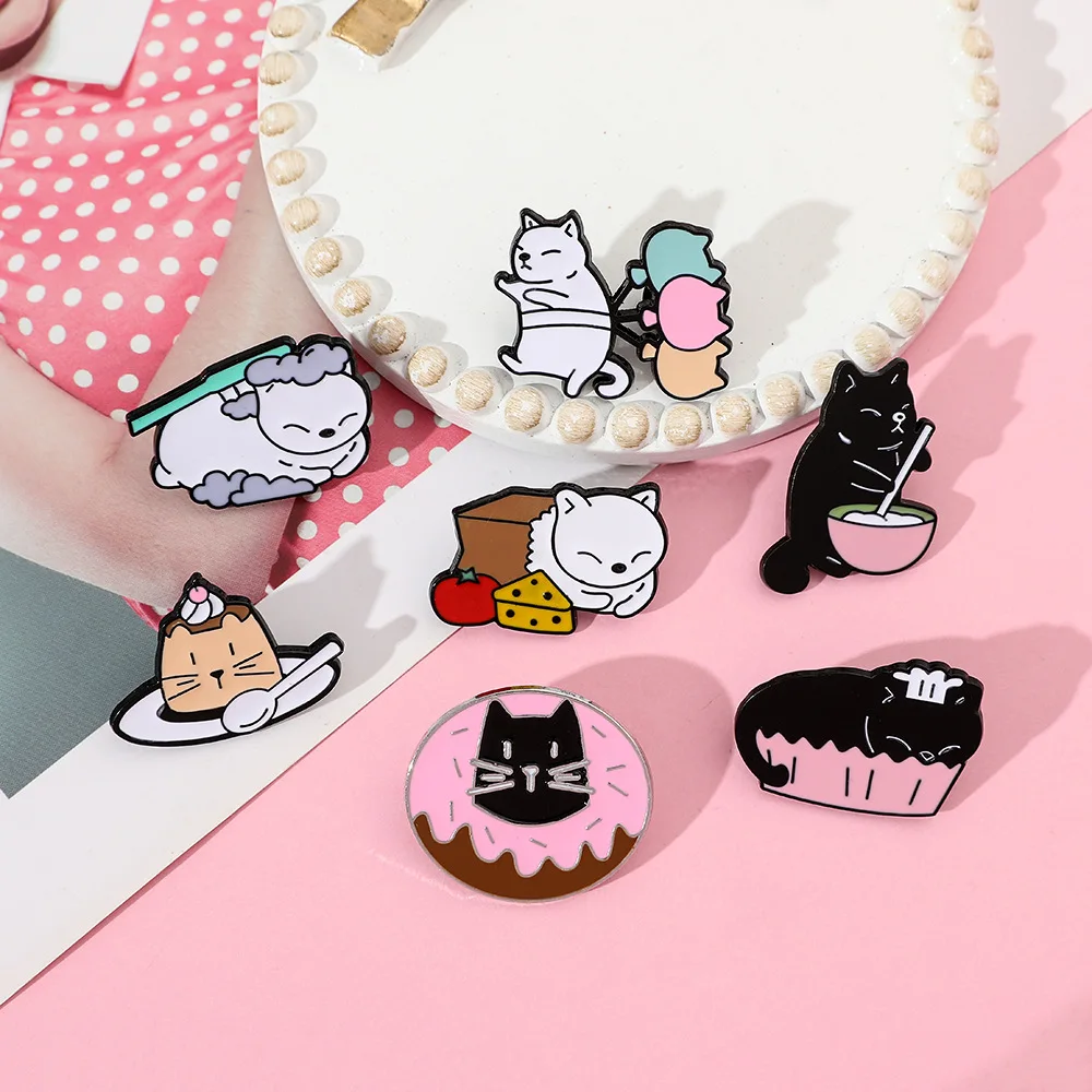 Эмалированная брошь в виде кота