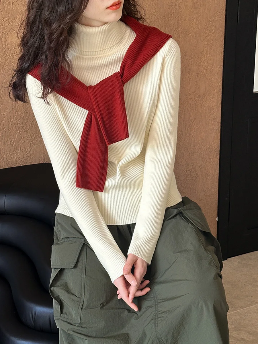 Светлая водолазка с воротником на плечах облегающая рубашка высокого класса