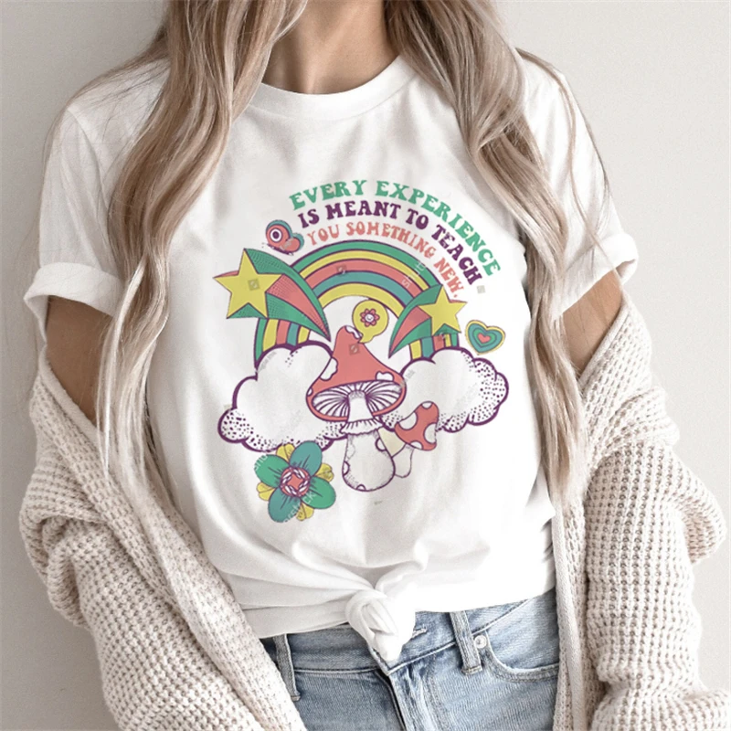 Женская футболка с надписью, радужной звездой и принтом грибов Женская футболка с надписью, радужной звездой и принтом грибов