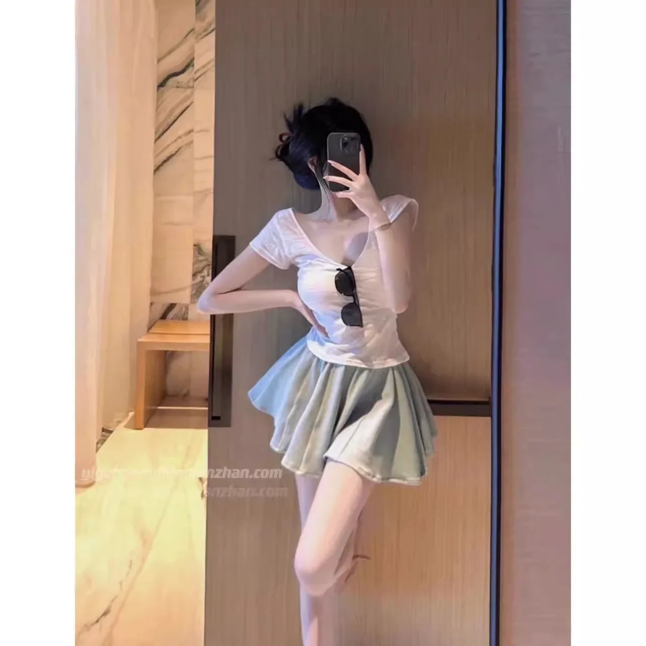 Женская футболка с коротким рукавом однотонная облегающая U-образным вырезом и