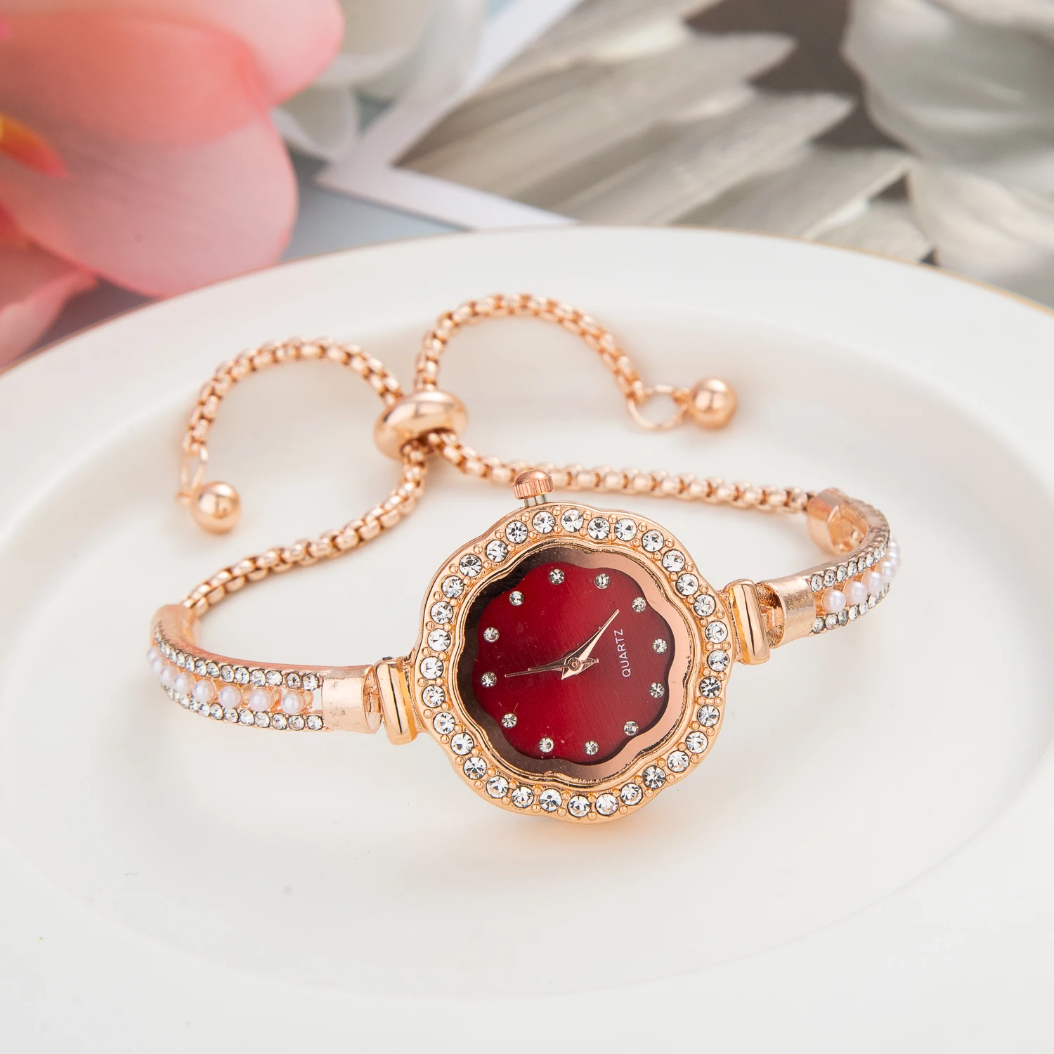 2023 Cute Flower Bracelet Watches for Women Diamond Crystal Watch Fashion Quartz Womans Wristwatches for Free Shiping