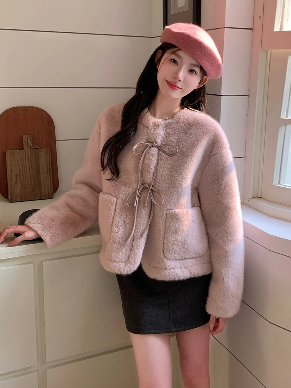 Розовая пушистая верхняя одежда женская короткая зимняя новинка 2024 маленькое