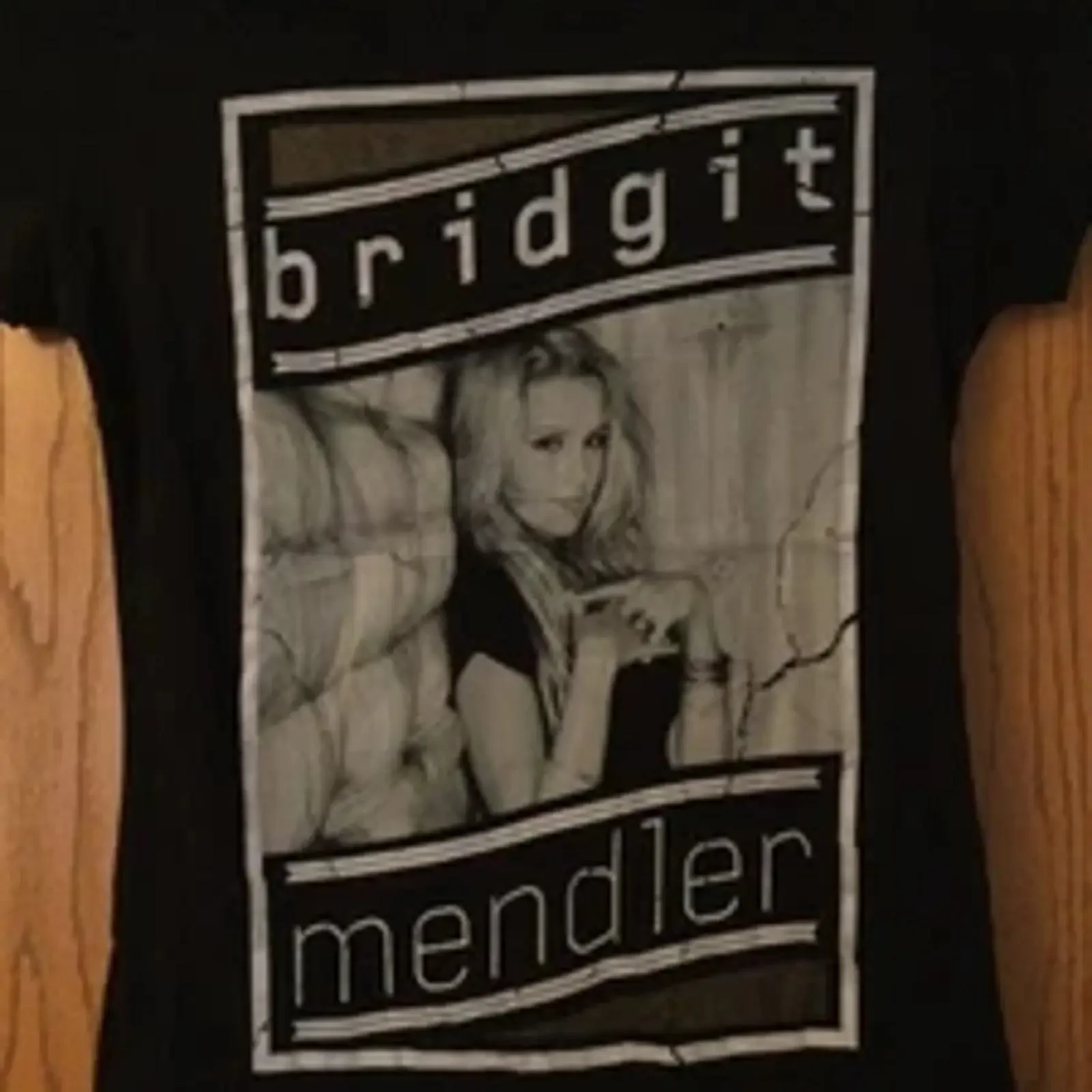 Фото Черная женская футболка Bridget Mendler, размер M, из смесового полиэстера, винтажная, с эффектом потертости, с графическим принтом, универсальная, модная, дышащая, повседневная. №1