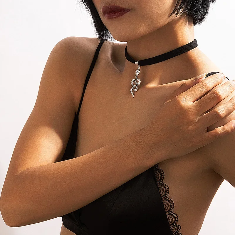 Короткое бархатное ожерелье в стиле ретро готическом со змеей черная модная