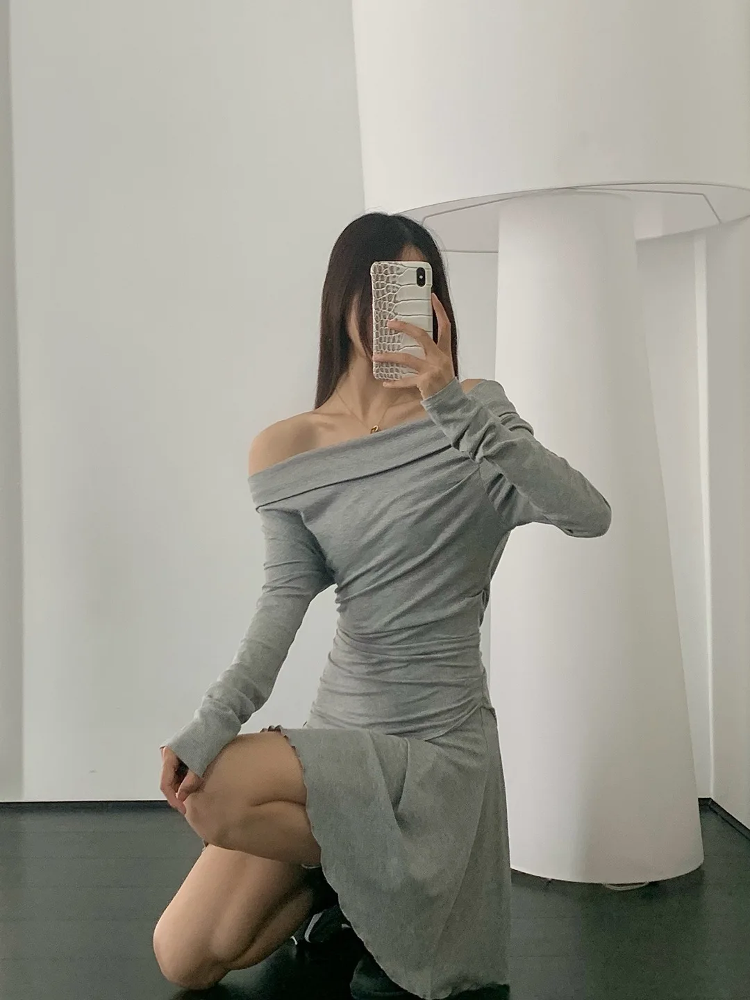 Осень 2024 ранняя конструкция с разрезом на шее открытыми плечами и длинными