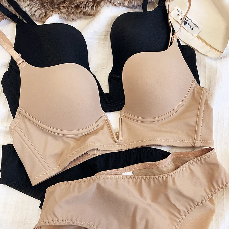 Комплект женского нижнего белья с глубоким V-образным вырезом