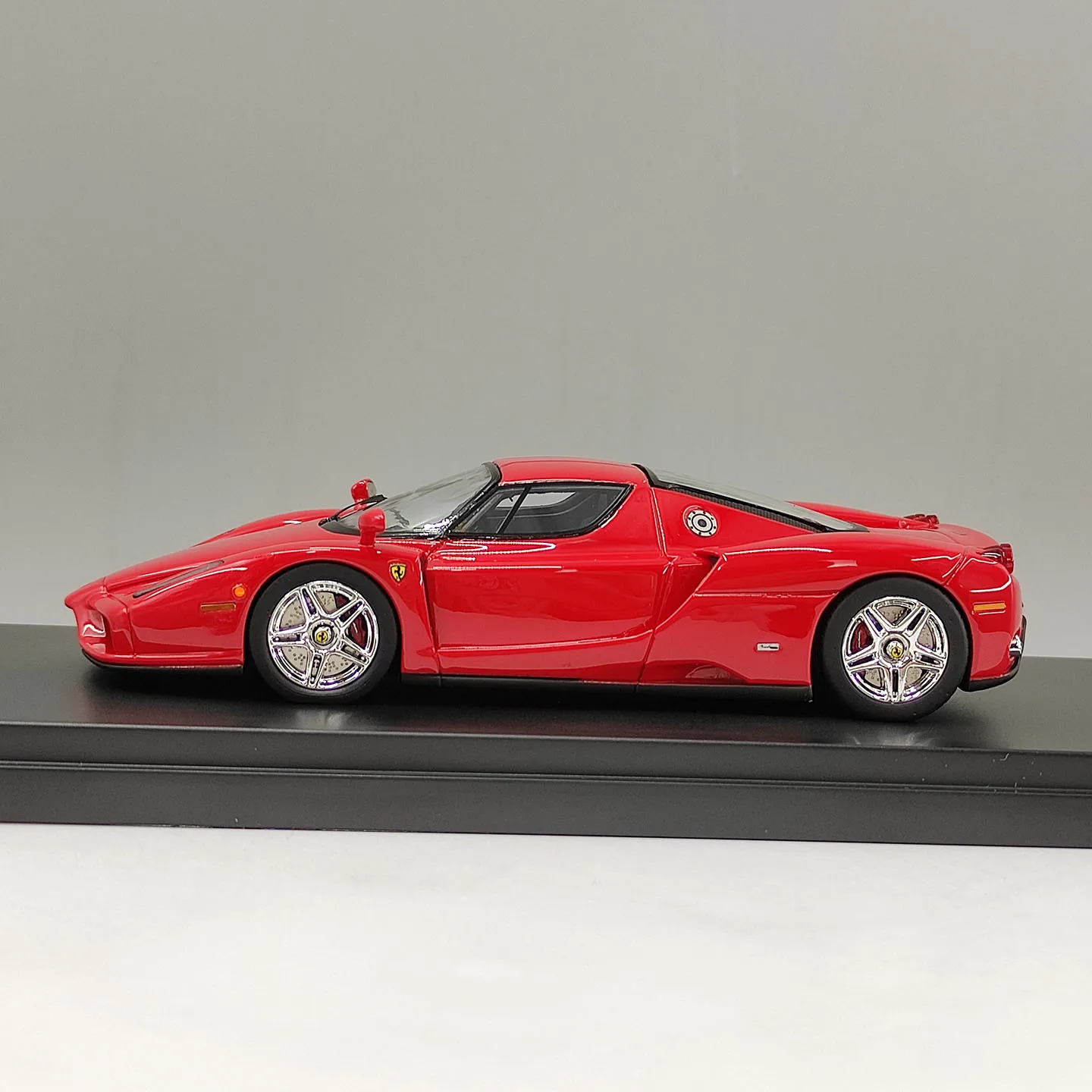 Фото Масштабная модель автомобиля Ferrari ENZO из смолы, 1:43 №5