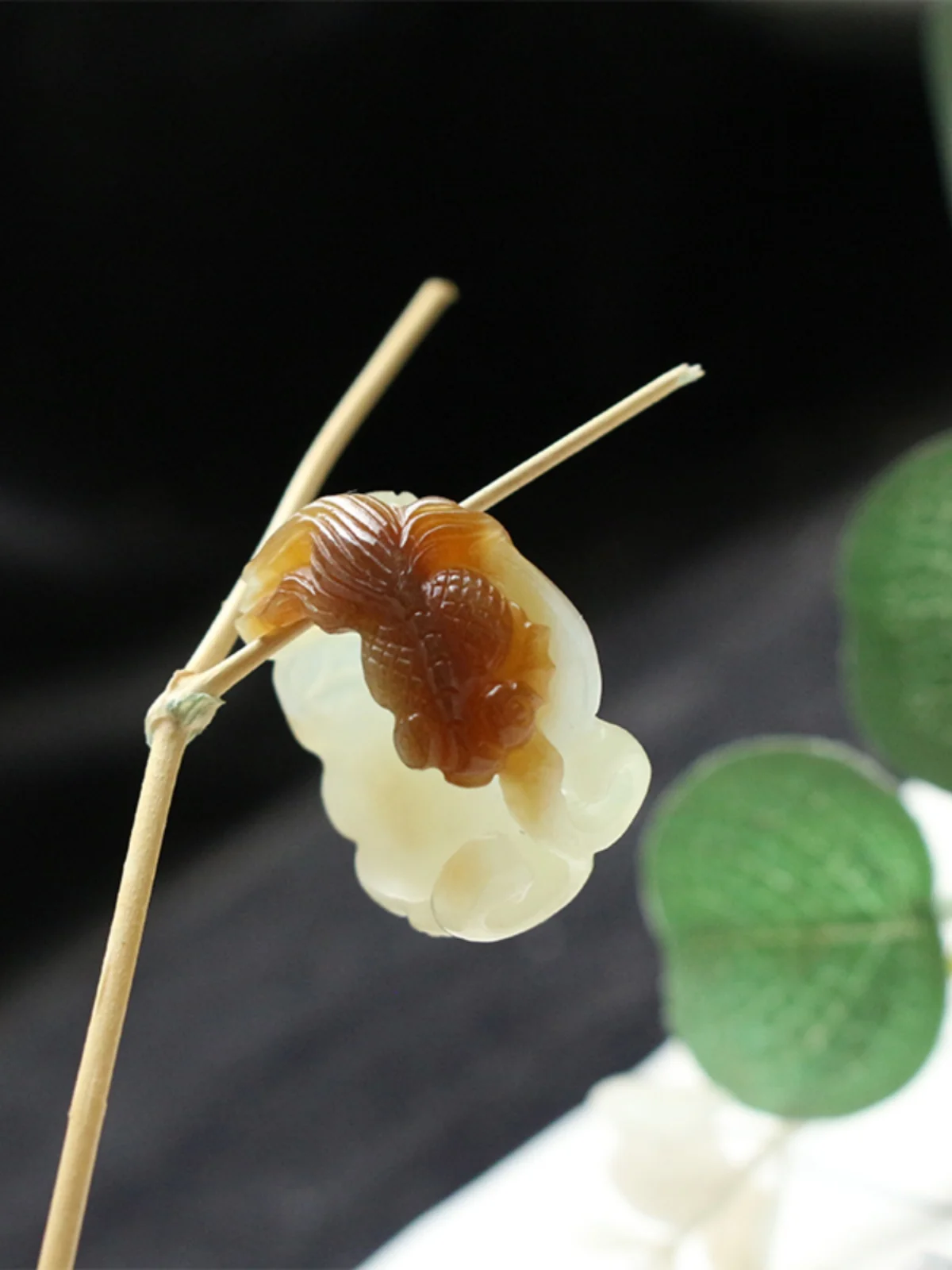 Золотое кольцо с нефритовой рыбкой в виде рыбы