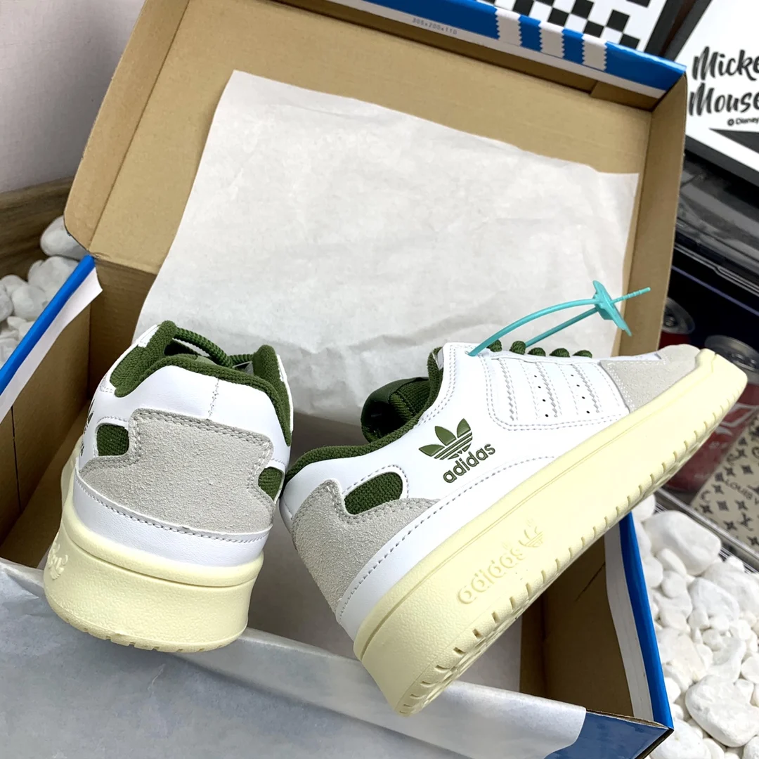 Оригинальные кроссовки Adidas в комплекте 1:1