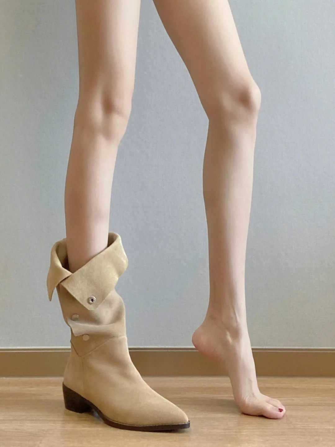 

Женские высокие ботинки из нубука, однотонные ботинки с острым носком и ворсом, повседневная женская обувь в стиле ретро на среднем каблуке, 2023