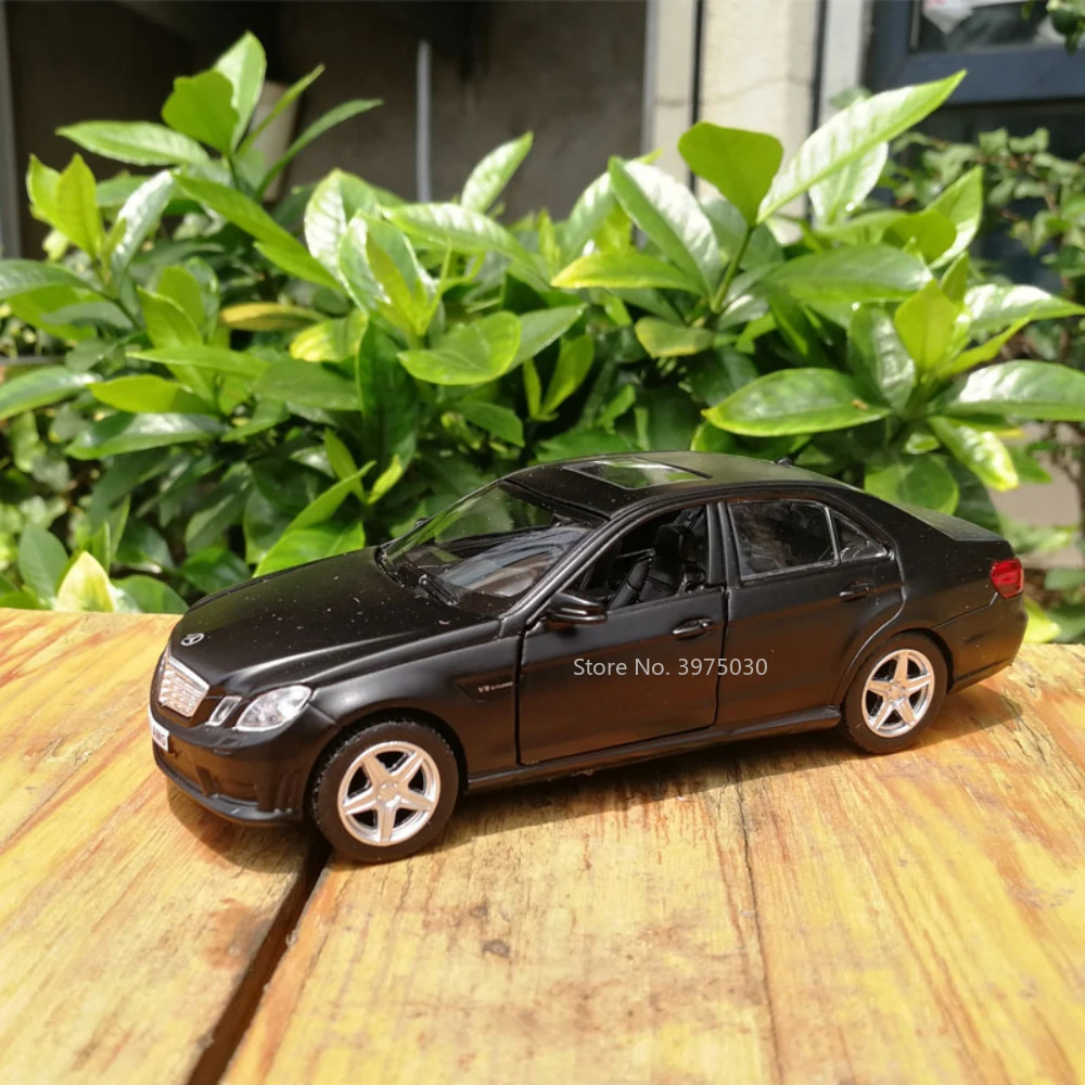 

Модель автомобиля Benz E63 AMG из металлического сплава, модель литая автомобиля, 2 двери, открывается, украшение, рождественский подарок для мальчика, 1/36