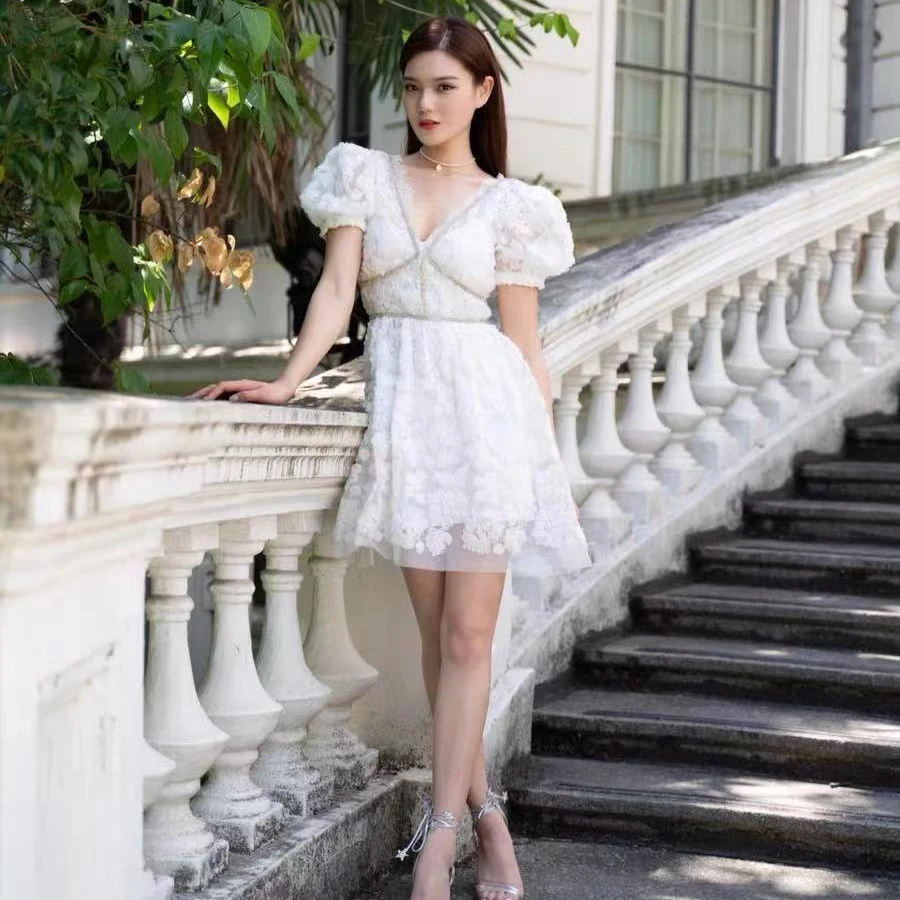 

Sweet White Mini Dress New Summer Fashion V-neck Puff Sleeves Bubble Lace Flower Dresses Women Rhinestone Strips Sexy Nightclub