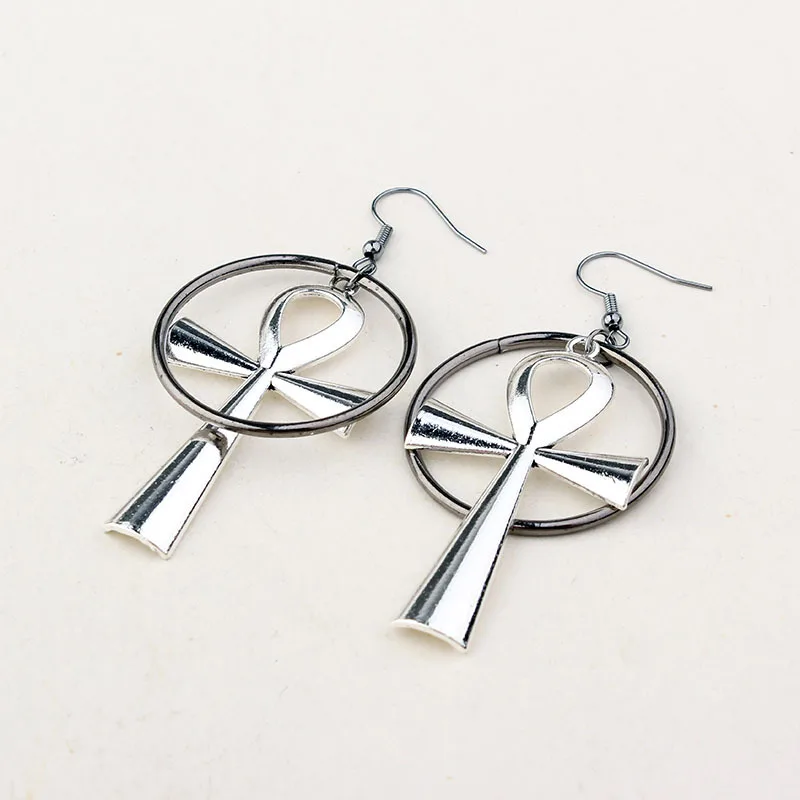 Женские серьги-капельки в готическом стиле серебристого цвета |