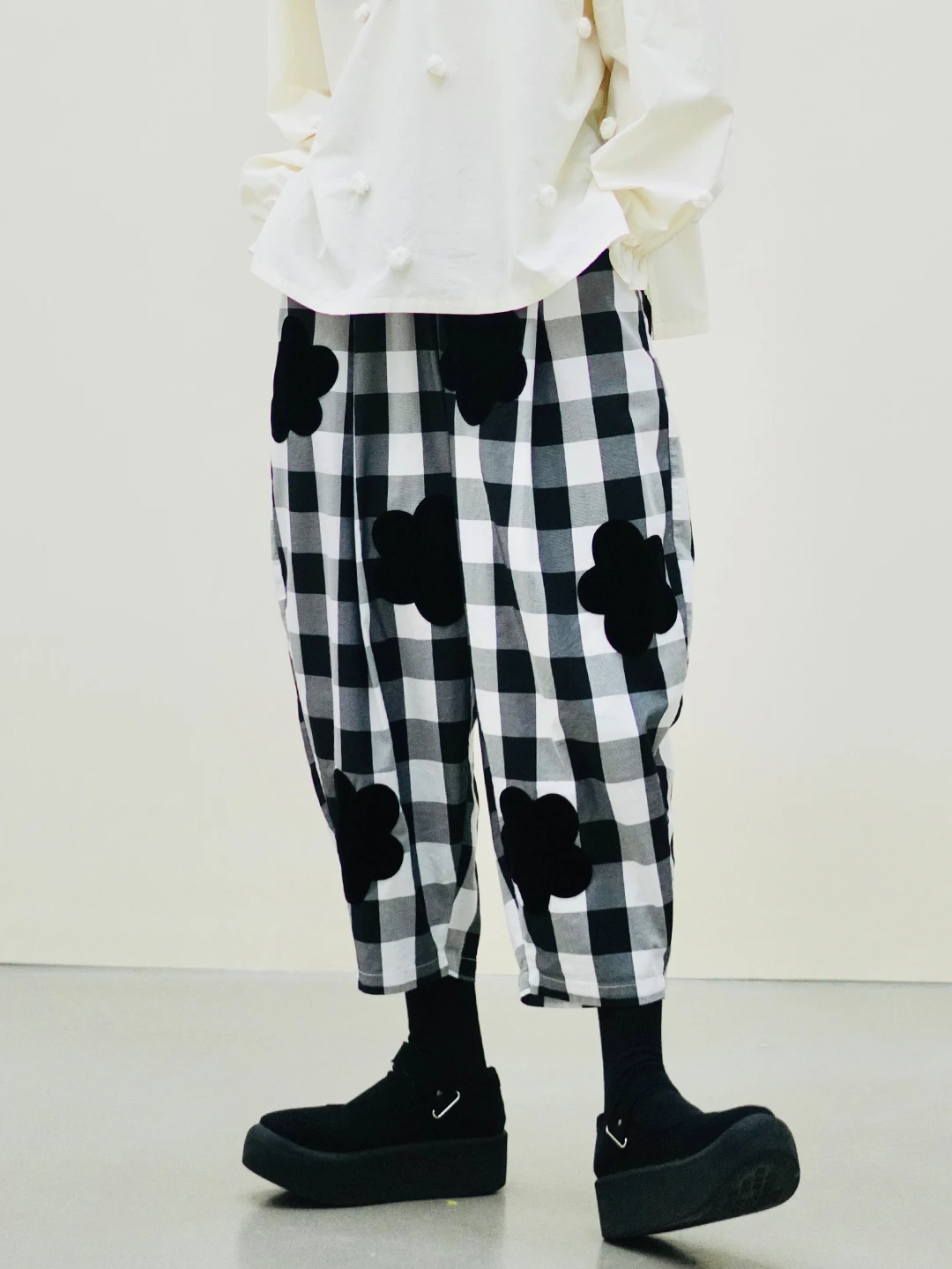 

IMAKOKONI original design black and white plaid nine-point pants elastic waist floral applique loose summer trousers 213559