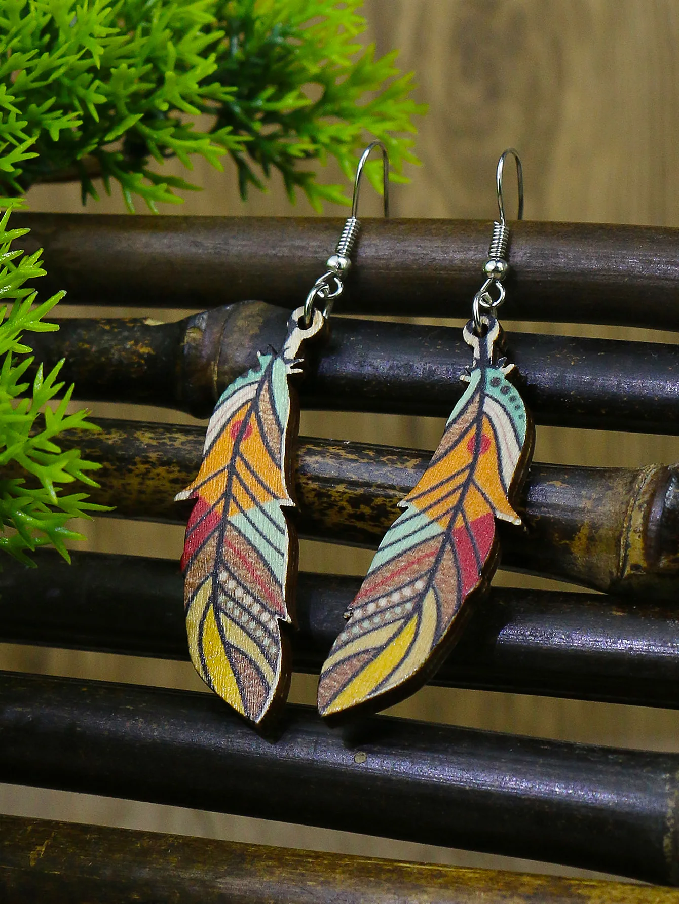 Женский комплект из колье и серёжек с разноцветными перьями