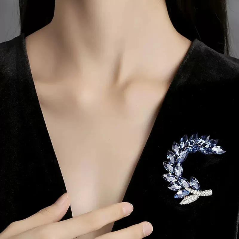 

High-grade blue leaf plant moon brooch female niche design sense pin everything match imitation crystal corsage suit accessories