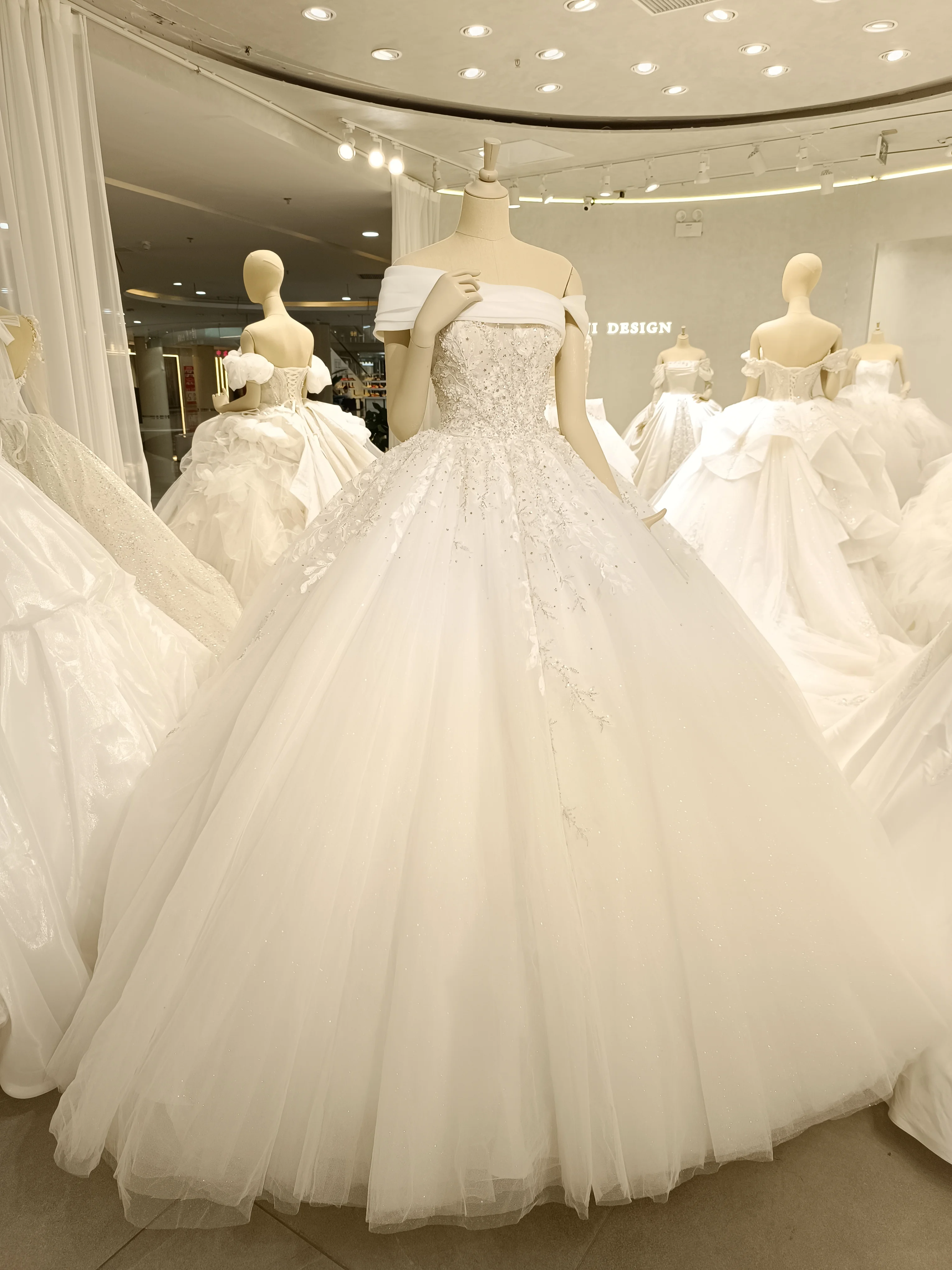 

AOLIWEIYA BRIDAL Detachable Organza Shoulder Lace Wedding Dress