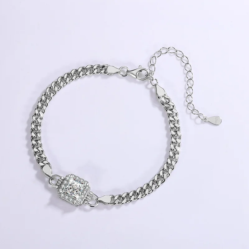 Женский браслет с муассанитом из серебра 925 пробы