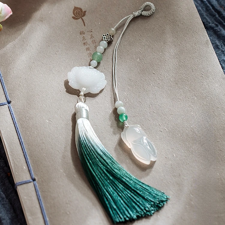 

Pressed cheongsam pendant made a great success Natural chalcedony brooch tassel tassel accessories